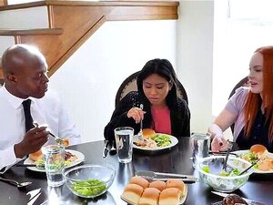 La Maman Adoptive Punit La Mignonne Fille Adoptive Ember Qui Inclut Will, Le Beau-père Adoptif Ember