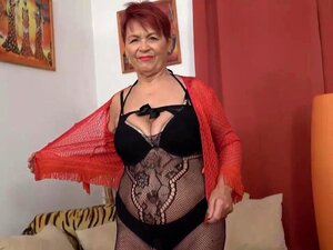 Чешка бака је веома сексуално узбуђена и планира да се самозадовољава пред камером, док та риба не сврши