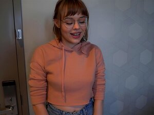 Amateur Gamer Chick Geeft Een Pijpbeurt En Wordt Geneukt Voor 2000 Dollar Bij Een Nep Casting Omdat Ze Er Toch Was, Dus Ze Kon Het Net Zo Goed Doen. Ook Al Bedroog De Kerel Haar Met Een Ander Optreden, Ze Kon Het Geld Echt Gebruiken En Ging Er Mee!