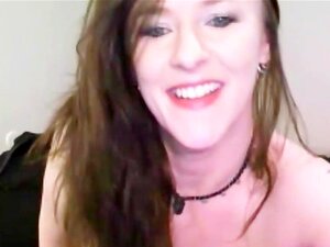 Sexy Booty Cougar Robin Plays With Her Pussy