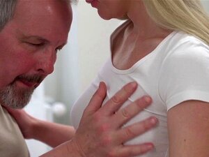 Hete Schatje Slet Anna Riv Verleidt Oude Opa Michael. Hete Schattige Slet Anna Riv Verleidt Oude OpA Michael Om Zijn Vrouw Te Bedriegen. Ze Spreidt Gewoon Haar Verse Schatje Voor Hem En Laat Hem Haar Neuken Tot Orgasme