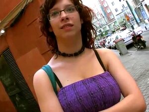 Штреберка са црвеном, бујном косом је луда за необавезним сексом са потпуним странцем