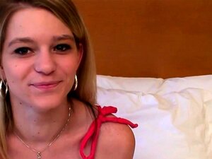 Η κουφή κουκλίτσα κάνει το πρώτο της πορνό