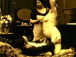 Oma Kan Er Wat Van! Bekijk Deze Schattige Oude Dame In Een Echte Vintage Groepseks Scene Die Je Terugbrengt Naar De Roaring 20s.