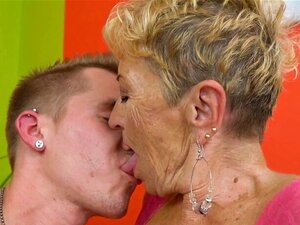 Oma Nimmt Einen Cumshot. Oma Nimmt Einen CUMSHOT, Nachdem Sie Gefickt Wurde Und Schwanz Lutscht