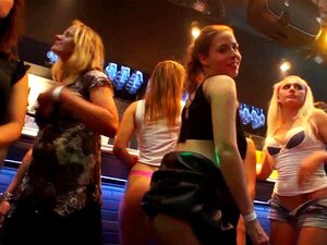 Напаљени клуббери јебу огромне курчеве у јавности. Порно звездани клубови добијају лизање и јебање пичке у јавности