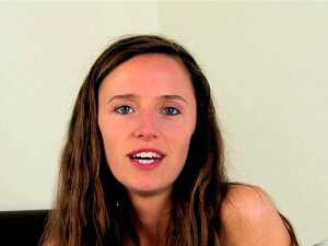 ATKhairy: Anya - Amatörfilm, Anya är En Fräsch Vacker Brunett Med En Härligt övervuxen Buske. Hon Sprider Sina Långa Ben Och Rosa Läppar För Att Ge Dig En Fantastisk Look. Anya Vänder Sig Om För Att Ge Dig Den Fantastiska Utsikten Bakifrån