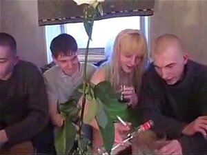 Heiße Mama Hat Freude Mit Den Verbündeten Ihres Stiefsohns!,