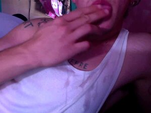 Bekijk Deze Opwindende Webcamshow Met Een Kwijlende Emo En Hete Actie Tussen Mannen! Amateur HD-kwaliteit Voor Gay Mannen! Ervaar Geheid Genot!