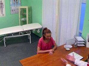 Brineta Liže I Jebe Se S Doktorom U Svom Uredu. Vruća Brineta Pacijentica Došla Je Kod Doktora Jer Ima Vrtoglavicu, A On Joj Redovito Pregledava, Zatim Liže I Jebe Joj Dupe Na Stolu Za Pregled U Uredu U Lažnoj Bolnici