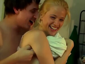 Högskola Kåt Cuties Dricka Och Jävla På Studentrummet. Vilda Högskola Cuties Dricka Och Strippa För Sex På Ett Studentrum Sex Party