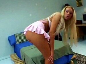 Кејли је добила батине по дупету