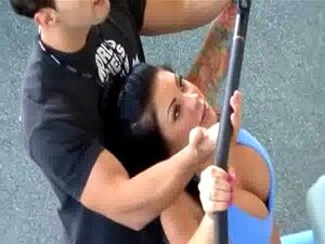 Cycatka Brunetka Pokazuje Napaloną Laskę