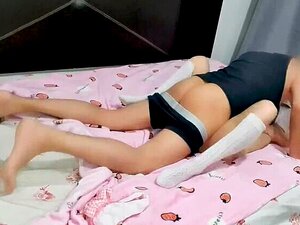 Mager Schoolmeisje In Uniform Wordt Geneukt Terwijl Ze School Verlaat Bij Haar Vriend Thuis, Zuigt Kut En Krijgt Een Creampie