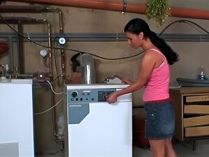 Cutie Baise Un Vieil Homme Réparateur Aux Cheveux Gris