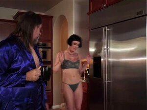 Collector Agent Bumst Die Shopaholic Olive Green. Olive Glass Ist Eine Shopaholische Ehefrau Mit überfälligen Rechnungen. Als Der Inkassobüro Charles Dera Anruft, Kann Sie Ihren Mann Nicht Rauslassen Oder Die Hölle Ist Wütend. Was Ist Eine Trophäe, Sie Lu