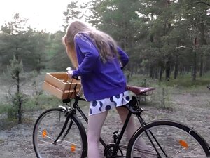 montando en bicicleta desnudo en una linda sexy y delgada en público