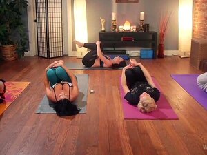 Pussy Yoga: Instrutora Chanel Preston Pune Estudante Desrespeitosa!, A Estudante De Ioga Jasmine Jae Não Percebeu A Gravidade De Sua Ofensa Quando Atendeu Seu Telefone Durante A Aula De Ioga De Chanel Preston. Depois Que Os Outros Alunos Saíram, Chanel Co