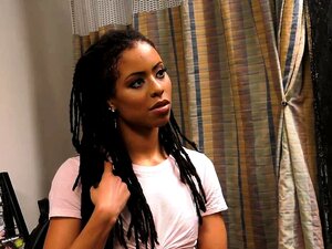 Kira Noir Biedt Anaal Aan Een Willekeurige Kerel In Een Gloryhole