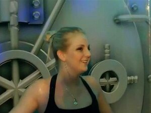 Wyraźna I Bezczelna Grupowa Przyjemność. Seksowne Syreny Dzielą Się Soczystymi Cyckami I Cipkami W Klubie