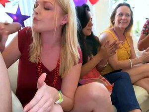 Svježa I Tvrda Kita Za Probati. Napaljeni Gledatelji Postaju Ludi Od Divljeg čina Striptizeta