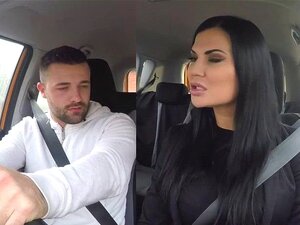 Тип јебе веома врућу велику сису Милф испитивачицу. Након завршене тест вожње у лажној вожњи, згодни тип гура велики курац у обријану пичку са великим сисама, Милф испитивачица у колима и јебе је док не сврши