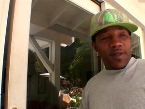 Sretnik Crnac Dobiva Pušenje Svog Alata Od Vruće Brinete MILF