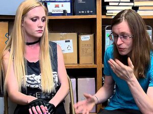 Dunne Schat Dief Werd Gestraft Voor De Ogen Van Haar Vriendje