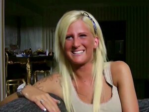 Teeny Gibt Fremden Einen Handjob In POV Nach Der Disco