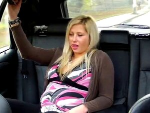Gorąca Blondynka Pieprzona Na Publicznym Parkingu W Fałszywej Taksówce