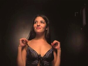 En Vacker Arabisk Tjej Sväljer 11 Satsningar