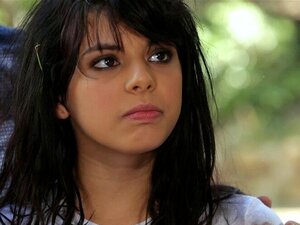 Une Mignonne Femme Sauvage De 18 Ans Se Fait Prendre Par Un Couple. Une Mignonne Sauvage De 18 Ans Se Fait Prendre En Charge Par Un Couple Qui N'a Pas Pu Tomber Enceinte Et La Fille Est Allée Directement Chercher La Bite De Son Mari