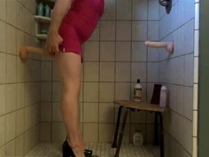 Врући кросдресер игра се са гузом