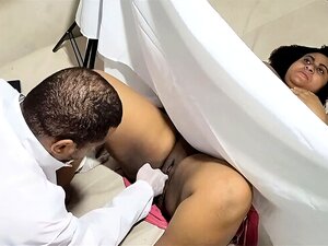 Тајни гинеколог тајно прегледа своју заводљиву пацијенткињу и јебе је тако да то не примети, довршавајући масажу лица