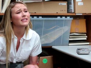 Süße Ladendiebin Gefickt. Freche Süße Ladendiebin Wird Gefickt Und Lutscht Schwanz Nach Dem Facial