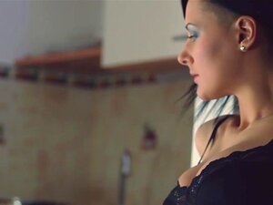 Adria Verführt Ihre Zierliche Sexpuppe Und Bekommt Einen Harten Strapon-Fick