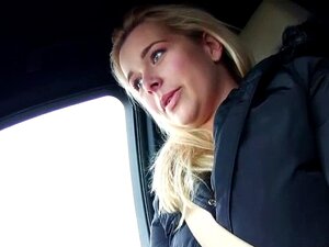 Lustige En Charmante Nikki Rijdt Kerel. Wellustige En Charmante Nikki Dream Rijdt Kerels Enorme Lul Op De Achterbank