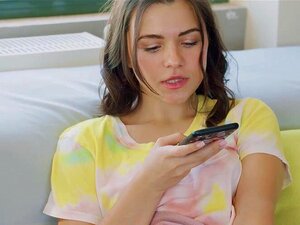 ULTRAFILMS La hermosa modelo ucraniana Hayli Sanders se pone muy cachonda y se masturba en diferentes posiciones