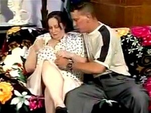 Fette BBW Reif Mit Großen Titten Wird Auf Dem Sofa Gefickt