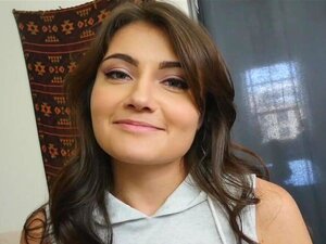 Slatka Slatkica Smeđe Kose Pružila Je Oral Svom Dečku Polusestre, I Tom Tipu Se Jako Svidjelo