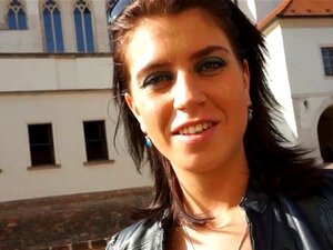 Лепљива фацијална посластица за слатку рибу. Стидљива драга добија мокро лице након дивљег јебања