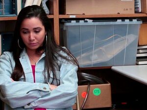 Karlee Grey Desfruta De Um Grande Pênis Dentro De Sua Buceta Enquanto Faz Um Boquete Em Seu Homem. Ela Guia Seu Pau Grande Em Sua Buceta Apertada E Suculenta Para Sua Liberdade