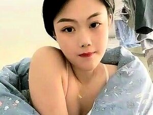 Јапанска слаткица се жестоко самозадовољава у азијском чету