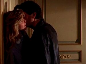 Greta Scacchi Naken - En Man I Kärlek - 1987. Greta Scacchi I Detta Klipp Ses Som Klädd I Den Vackra Och Fina Klänningen Och Hon Kan Ses Stå I Rummet Där Hennes Manliga Partner Också Stod