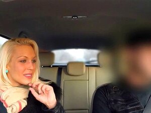 Blonde Dame Lutscht Falschen Polizisten Den Großen Schwanz Im Auto. Blonde Dame Braucht Hilfe In Der Öffentlichkeit Und Dann Lutscht Die Dankbare Babe Den Großen Schwanz Des Falschen Polizisten, Während Er Fährt Und Ihn Weiter In Ihren Knickern Fickt