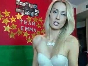Плавуша врућа девојка јебе се код куће