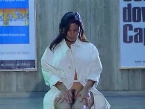 Immergiti Nell'attrazione Di Deborah, Una Provocante Bellezza Che Ti Lascerà Senza Fiato. Vivi Il Piacere Assoluto In Questo Video Mozzafiato.