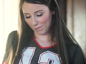 Verleidelijke Brunette In Een Sexy Voetbaluniform Verleidt Haar Stiefvader Met Haar Grote Troeven, Genietend Van Elke Centimeter Van Zijn Kloppende Lid. Ze Beleven Een Intense En Gepassioneerde Ontmoeting, Waarbij Geen Enkele Verlangen Onvervuld Blijft.