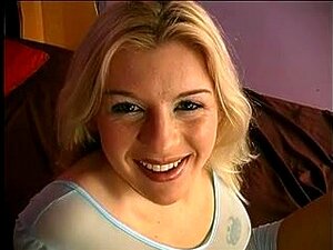 Brüstige Goldhaarige Schlampe Zeigt Ihren Keks Und Lutscht Den Schwanz Auf Dem Sofa, Dann Kopuliert Sie