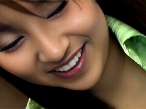 Sötnos I Grönt Slickar Hans Stake Och Tar Ut Den Ur Byxorna